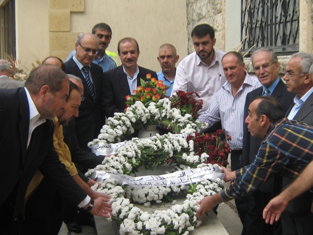 رئيس بلدية النبطية الدكتور كحيل يضع اكليلا من الورد على ضريح محمد بك الفضل