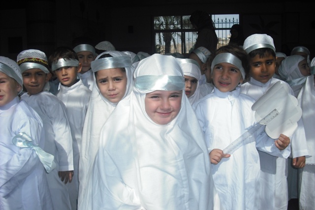 أطفال آخرون يؤدون  مناسك الحج