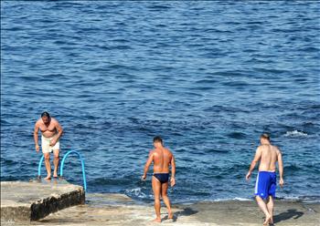 موسم السباحة لم ينته بعد في تشرين الثاني 2010