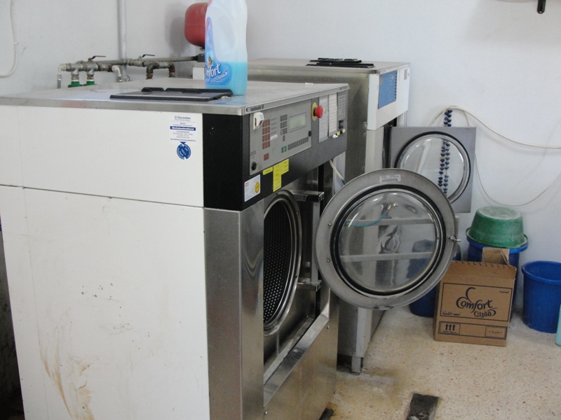 ما زال يحرص محمود على تجهيز مصبغته بأحدث الماكينات