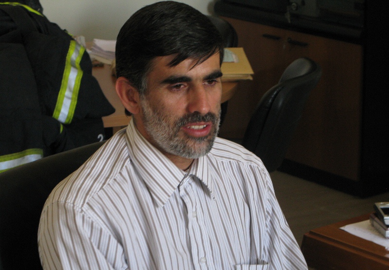 رئيس بلدية الخيام المهندس عباس عواضة، وخلفه البذات