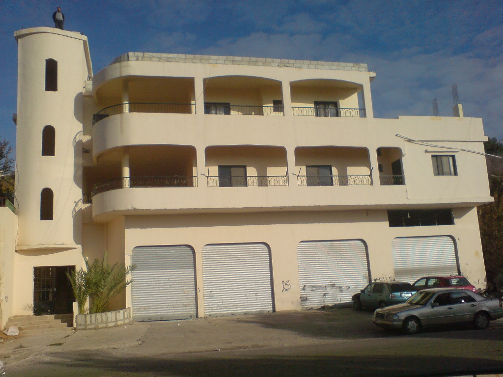 واجهة الشقة والمخازن و.. أكرم ادريس في الأعلى