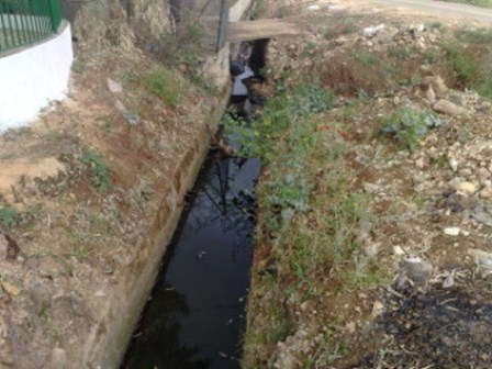 مجاري الجديدة تتدفق الى البركة