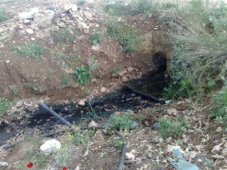 مجاري الخيام تتدفق الى مجرى المسيل