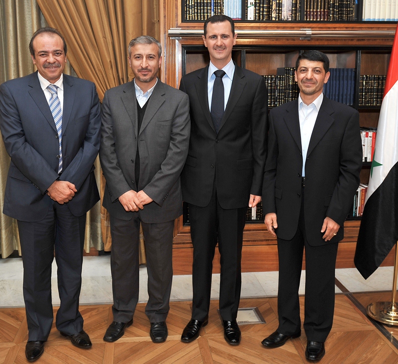 رضا قشمر في صورة تذكارية مع الرئيس بشار الأسد بعد إخراج أول حلقة تلفزيونية مع المنار من إخراجه