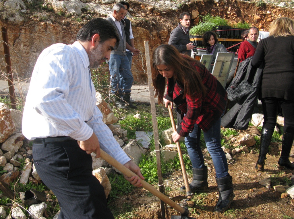 حملة تشجير في الخيام تطلقهامؤسسة أسعد ضاوي وشركاه