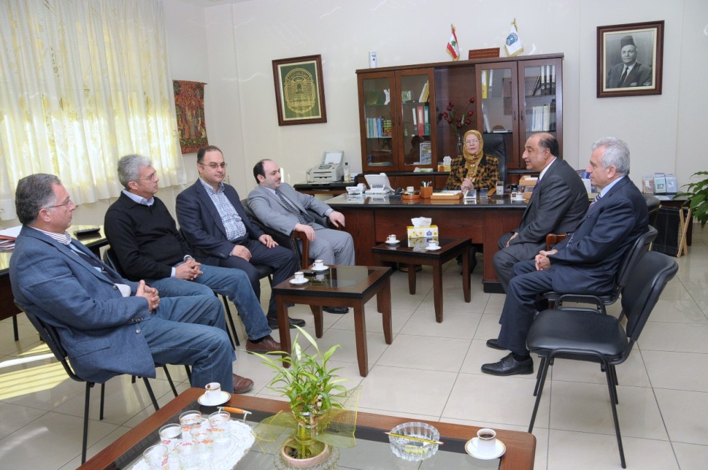 المهندس نواف الدبوس ود. سعيد المكاوي خلال اللقاء مع القائمين على المشروع