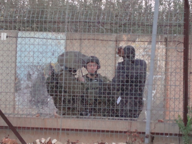 الاثيوبي الهارب وجنود العدو بعد توقيفه