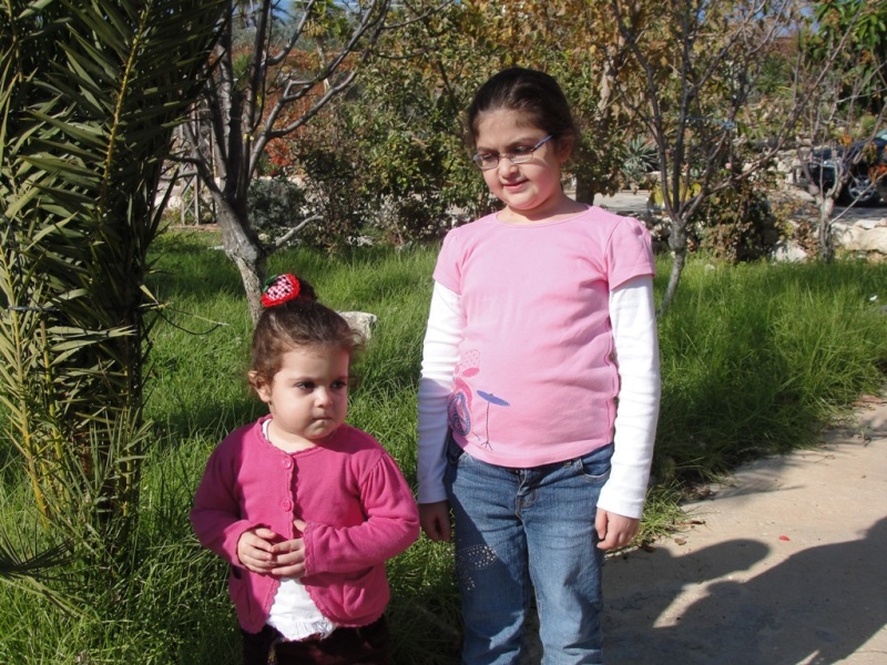 منى ومريم، شقيقتا فاطمة.. الكل يدعو الله ليحميهما لأهلهما