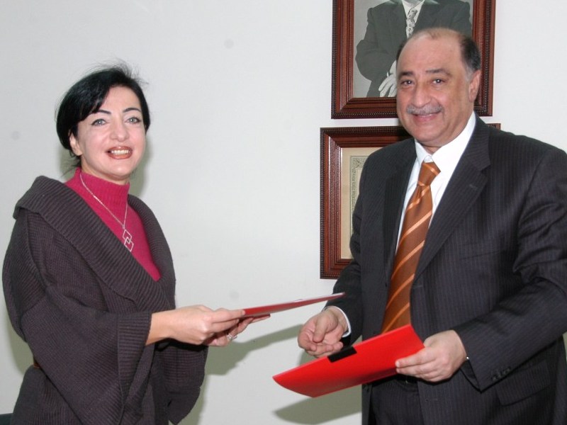 د. سعيد المكاوي وحنان القطب حشيشو يتبادلان الإتفاقية الموقعة