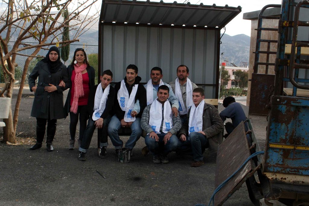 خيم مع مقاعدها لإنتظار الركاب في الخيام