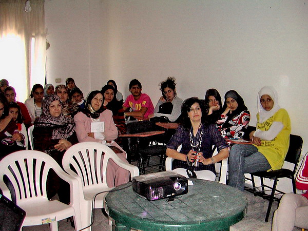 بعض الحضور خلال عرض مسرحية  \