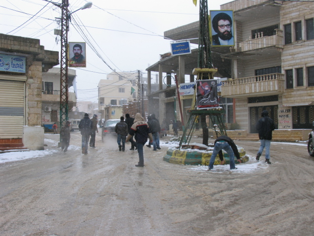  شبّان خياميون يلهون بالثلج - أرشيف