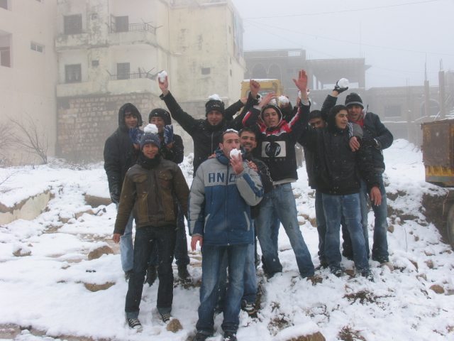 شبّان خياميون وجدوا فرصة مناسبة للتلاقي واللهو - أرشيف