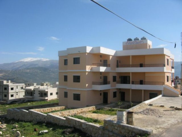 المبنى يطل على جبل الشيخ وعلى قرية إبل السقي