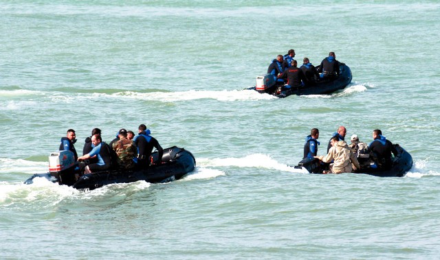 عناصر من فرق الانقاذ اللبنانية والدولية يستكملون عمليات البحث عن الطائرة الأثيوبية المنكوبة في منطقة الناعمة