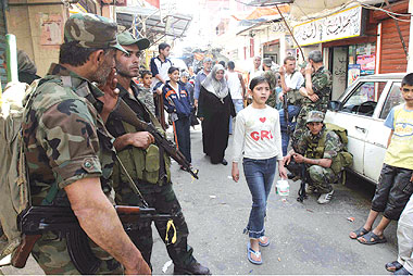 عناصر من الكفاح المسلح في مخيم عين الحلوة