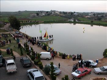   متنزهون ينتظرون دورهم للصعود إلى مركب البركة