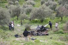 حطام السيارة التي كان يستقلها والتي قُذفت الى الوادي المجاور