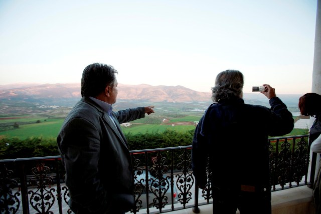 الفـنان مـرســـيـل خليفة ومحمد صفاوي في دارة الأخير ينظران إلى أرض فلسطين المحتلة ومزارع شبعا