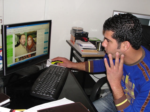 مثل كل الخياميين.. رضا عزير كان سعيداً بمتابعة أخبار وصور شقيقه فوزي وعائلته في بلاد الإغتراب