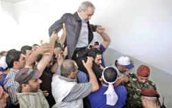 الوزير الياس المر محمولاً على الأكتاف في بتغرين