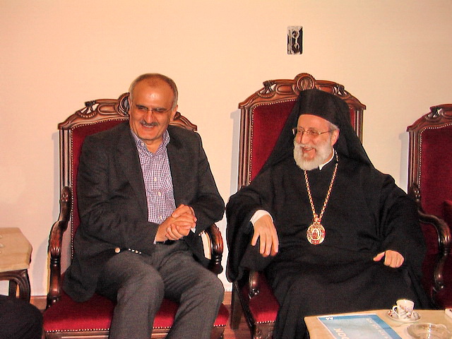 المطران كفوري مستقبلاً النائب حسن خليل – صورة مايا العشي – مرجعيون