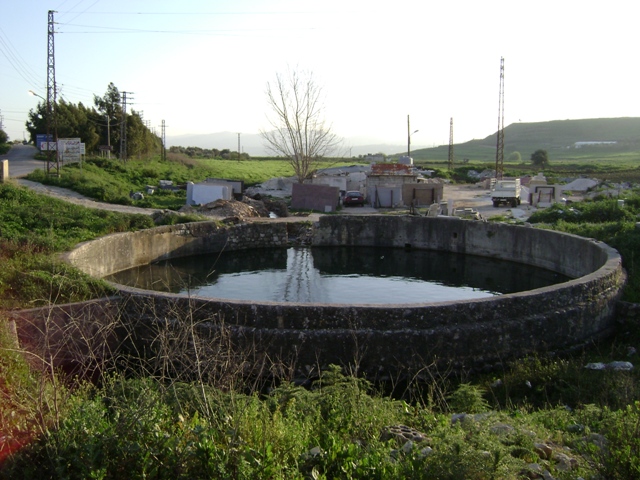الطريق العام الممتد جنوباً نحو فلسطين المحتلة تمرّ بمحاذاة نبع الحمّام وتلّ دبّين - تصوير باسل غريب