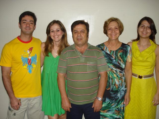 ماريا وحسن خريس محاطان بأبنائهما