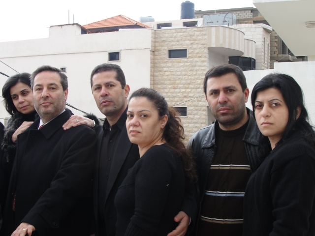 عائلة خريس..  يبلسمون جراح بعضهم عند الوجع