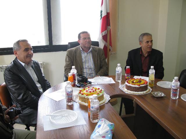 الحاج علي زريق متوسطاً الأستاذ عزّت رشيدي المهندس أحمد عطوي في الأول من أيار 2010 في حفل تكريم عمال البلدية في عيدهم