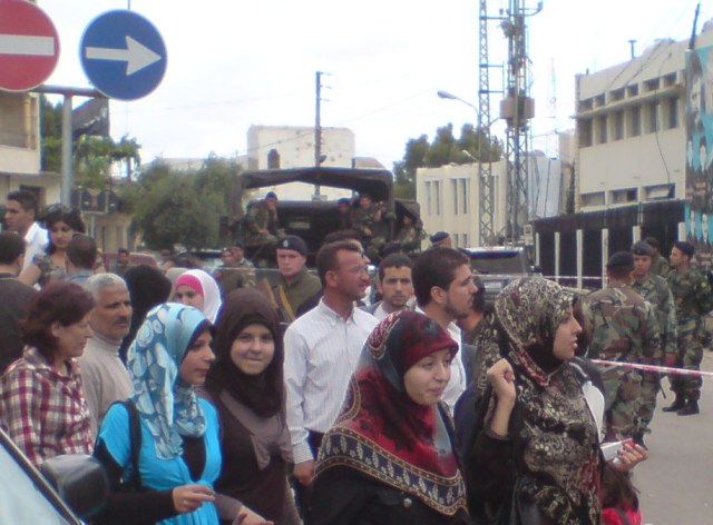 يتوجهون بإرادتهم نحو الصناديق