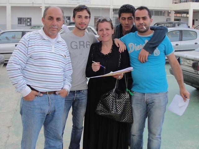 المرشحة السيدة الوحيدة صباح عبدالله (يحضنها أحد أبنائها) ويظهر المختار حسين عبدالله إلى اليسار