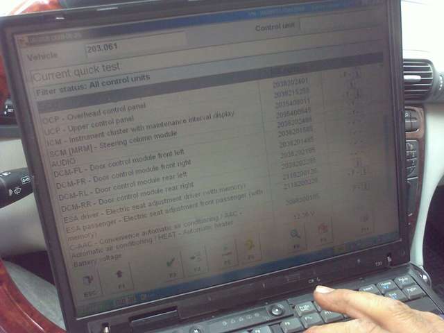 يشاهد على شاشة الكومبيوتر المحمول القراءات المتعلقة بوضع بالسيارة