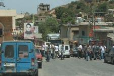 خلال قطع الطريق في العديسة (تصوير: جورج نهرا)