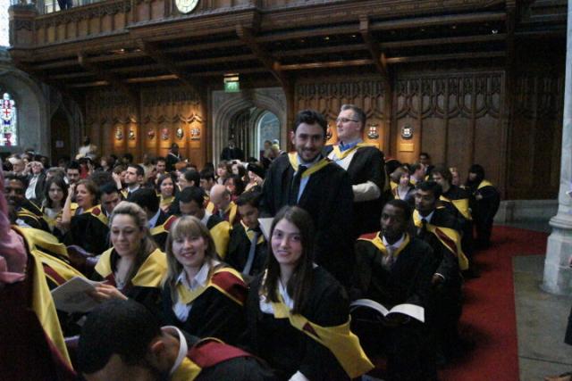 حسين وسط زملائه وأساتذته