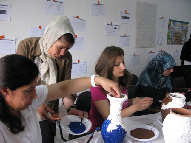 ناشطات في جمعية سيدات الخيام للتنمية في أشغال يدوية يبرعن بها