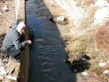 قناة تجر مياه ملوثة بزيبار الزيتون