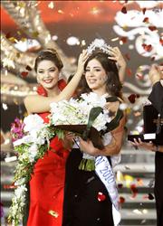 رهف لدي تسلّمها تاج الجمال من اندراوس (ا ف ب)