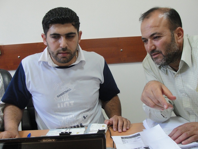 يبحثون في الجداول عن الأسماء