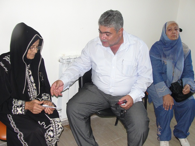 نائب رئيس البلدية المهندس محمد عبدالله يقدّم العون لسيدة خيامية مسنّة