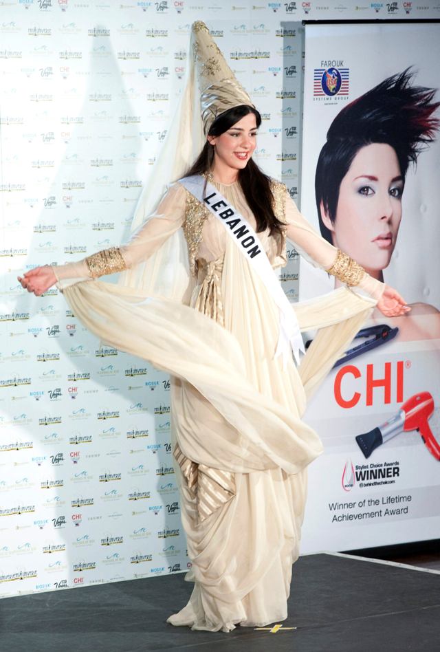 رهف عبد الله تلبس الزي الوطني اللبناني في لاس فيجاس