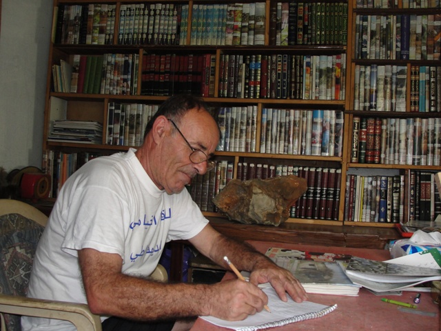 لدى السيد علي أبو عباس شغف كبير بالمطالعة والثقافة وقد أنشأ مكتبة خاصة ثمينة  بالمراجع والمصادر التاريخية