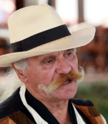 طوني حنا: «شيخ الشباب»... بشاربيه والقبعة والعصا