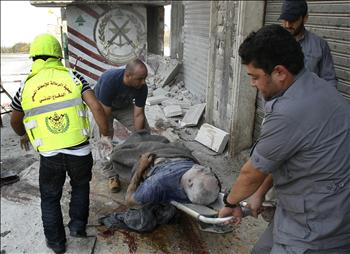 رجال الإسعاف ينقلون جثة الشهيد عساف بو رحال (أ ب)