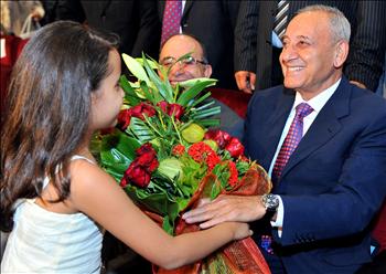  بري يتسلم طاقة ورد من طفلة وإلى جانبه منيمنة (مصطفى جمال الدين)