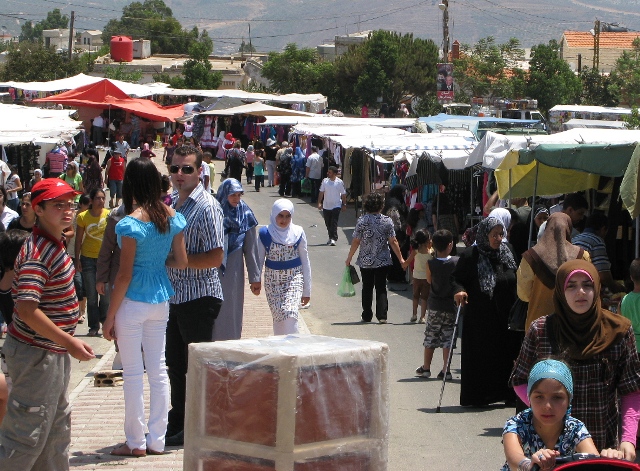 لسوق الخميس في البلدة متعة لن ننساها