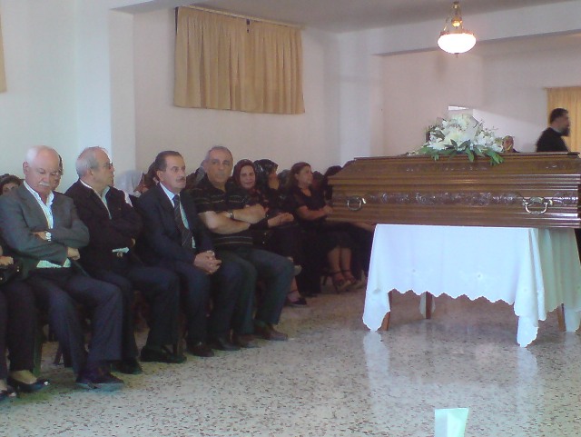 نعش المناضلً هاني محاطاً برفاقه وأفراد عائلته