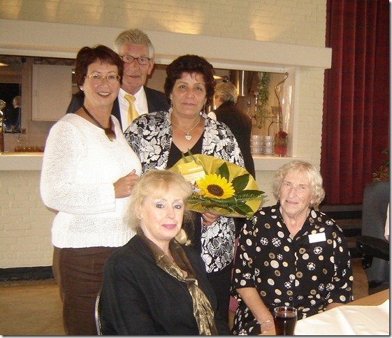 منى محمد حيدر مع عائلتها الجديدة