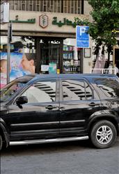 القانون يمنع إقفال الزجاج وإطفاء المحرّك في موقف الصيدلية